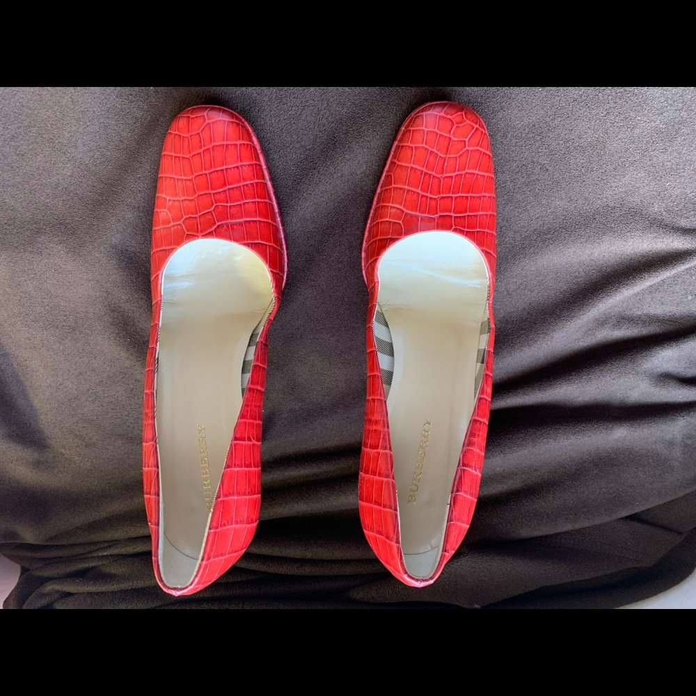 Burberry red crocodile leather pumps